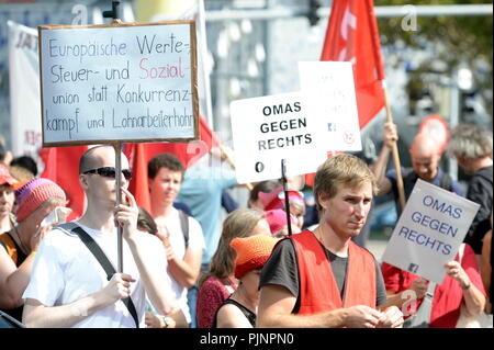 Vienna, Austria. 8th settembre 2018. Riunione dei ministri delle Finanze dell'UE al Centro Austria di Vienna. Gli oppositori dell’austerità neoliberale protestano contro l’incontro. Un'alleanza di organizzazioni sindacali, antifasciste e progressiste chiede un vertice a Kagran il 8 settembre sotto lo slogan "lotta con il denaro!” . Credit: Franz PERC / Alamy Live News Foto Stock