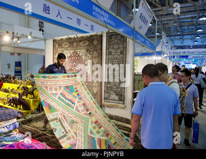 Xiamen, cinese della provincia del Fujian. 8 Sep, 2018. Un espositore da India mostra la moquette al ventesimo Cina Fiera internazionale per gli investimenti e il commercio di Xiamen, a sud-est della Cina di provincia del Fujian, Sett. 8, 2018. Credito: Jiang Kehong/Xinhua/Alamy Live News Foto Stock