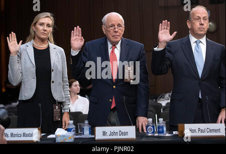 Washington, Stati Uniti d'America. Il 7 settembre 2018. Monica Mastal, John Dean e Paolo Clemente sono giurato a testimoniare sulla nomina del giudice Brett Kavanaugh. Credito: MediaPunch Inc/Alamy Live News Foto Stock