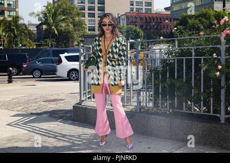 Blogger Jessica Wang in posa sulla strada durante la settimana della moda di New York - sett. 6, 2018 - Foto: Pista Manhattan ***per solo uso editoriale*** | Utilizzo di tutto il mondo Foto Stock