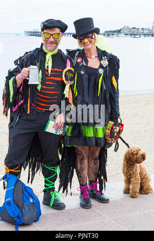 Swanage, Dorset, Regno Unito. 8 Sep, 2018. La folla gregge a Swanage Folk Festival per vedere i gruppi di danza e musica lungo il lungomare. I membri di confine Morris ballerini Credito: Carolyn Jenkins/Alamy Live News Foto Stock