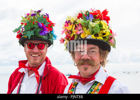 Swanage, Dorset, Regno Unito. 8 Sep, 2018. La folla gregge a Swanage Folk Festival per vedere i gruppi di danza e musica lungo il lungomare. I membri di Basingclog Morris. Credito: Carolyn Jenkins/Alamy Live News Foto Stock