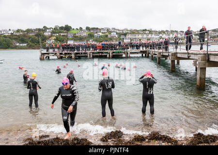 Currabinny, Irlanda. 8 settembre 2018. I partecipanti ottenere pronto ad avviare il nuoto5 gara al Crosshaven Challenge Triathlon che ha cominciato a Currabinny Pier, Co.Cork - David Creedon / Alamy Live News Credito: David Creedon/Alamy Live News Foto Stock