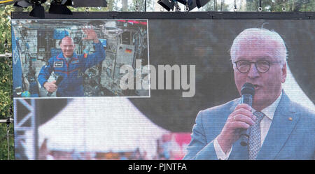 Berlino, Germania. 08 Sep, 2018. Il Presidente federale Frank-Walter Steinmeier parla con astronauta tedesco Alexander Gerst presso la Stazione Spaziale Internazionale ISS durante i cittadini' party nel giardino del castello di Bellevue. Credito: Paolo Zinken/dpa/Alamy Live News Foto Stock