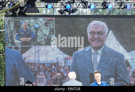 Berlino, Germania. 08 Sep, 2018. Il Presidente federale Frank-Walter Steinmeier parla con astronauta tedesco Alexander Gerst presso la Stazione Spaziale Internazionale ISS durante i cittadini' party nel giardino del castello di Bellevue. Credito: Paolo Zinken/dpa/Alamy Live News Foto Stock