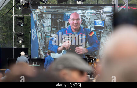 Berlino, Germania. 08 Sep, 2018. Il Presidente federale Frank-Walter Steinmeier parla con astronauta tedesco Alexander Gerst presso la Stazione Spaziale Internazionale ISS durante i cittadini' party nel giardino del castello di Bellevue. Credito: Paolo Zinken/dpa/Alamy Live News Foto Stock