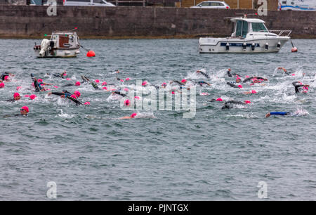 Currabinny, Irlanda. 8 settembre 2018. I partecipanti la testa fuori inizia la gara di nuoto a Crosshaven Challenge Triathlon che ha cominciato a Currabinny Pier, Co.Cork - David Creedon / Alamy Live News Credito: David Creedon/Alamy Live News Foto Stock