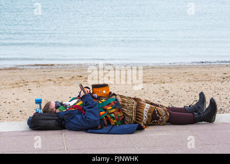 Swanage, Dorset, Regno Unito. 8 Sep, 2018. La folla gregge a Swanage Folk Festival per vedere i gruppi di danza e musica lungo il lungomare. Membro della guarnizione Isambards ratti avente un resto. Credito: Carolyn Jenkins/Alamy Live News Foto Stock