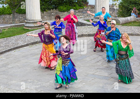 Swanage, Dorset, Regno Unito. 8 Sep, 2018. La folla gregge a Swanage Folk Festival per vedere i gruppi di danza e musica lungo il lungomare. La Bellydance Bahara Swanage danzatrici del ventre, bellydancers eseguire. Credito: Carolyn Jenkins/Alamy Live News Foto Stock