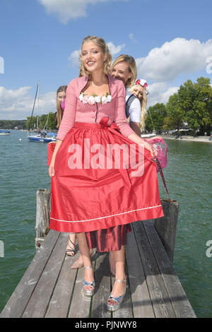 Herrsching, Germania. 08 Sep, 2018. Il modello di Katarina Pauer, indossando Samherz, può essere visto su un molo al Ammersee Wiesnshooting am See, il grembiule Summit 2018. Con il miglior tempo in estate e temperature calde, le bellezze che offre la giusta atmosfera per una bella Oktoberfest 2018 e mostrare questo anno la tendenza di moda viennese con i loro vestiti tirolesi. Credito: Felix Hörhager/dpa/Alamy Live News Foto Stock