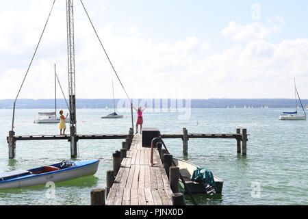 Herrsching, Germania. 08 Sep, 2018. Il progettista Angelika Zwerenz (L) e il modello di Ksenija Schmidtke, indossando Dirndlpunk da Angelika Zwerenz, può essere visto in Ammersee al Wiesnshooting am vedere il Dirndlgipfel 2018 su una passerella di scattare le foto. Con il miglior tempo in estate e temperature calde, le bellezze che offre la giusta atmosfera per una bella Oktoberfest 2018 e mostrare questo anno la tendenza di moda viennese con i loro vestiti tirolesi. Credito: Felix Hörhager/dpa/Alamy Live News Foto Stock