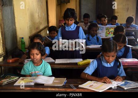 Di Allahabad, Uttar Pradesh, India. 8 Sep, 2018. I bambini che frequentano una classe presso una scuola di governo in occasione del Mondiale di alfabetizzazione nel giorno di Allahabad. Credito: Prabhat Kumar Verma/ZUMA filo/Alamy Live News Foto Stock