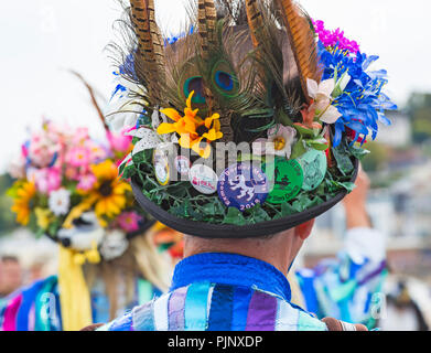 Swanage, Dorset, Regno Unito. 8 Sep, 2018. La folla gregge a Swanage Folk Festival per vedere i gruppi di danza e musica lungo il lungomare. Morris ballerini, membri del confine di Exmoor Morris gruppo. Credito: Carolyn Jenkins/Alamy Live News Foto Stock