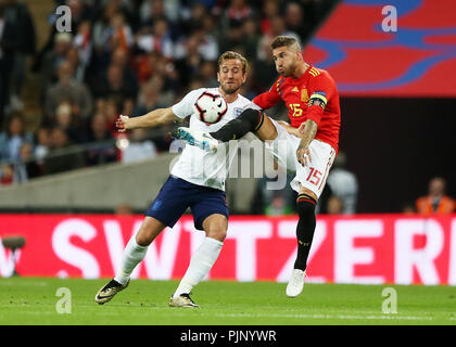 Lo stadio di Wembley, Londra, Regno Unito. 8 Sep, 2018. La UEFA Nazioni League Football, tra Inghilterra e Spagna; Harry Kane di Inghilterra e Sergio Ramos di Spagna competere per il credito a sfera: Azione Plus sport/Alamy Live News Foto Stock