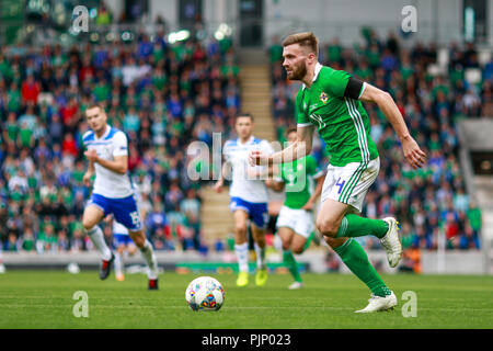 Belfast, Irlanda del Nord. Sabato 08 Settembre, 2018 Stuart Dallas dell Irlanda del Nord spinge in avanti il credito: Graham il credito di servizio: Graham servizio/Alamy Live News Foto Stock