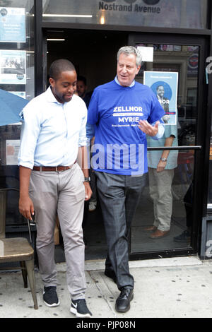 New York, New York, Stati Uniti d'America. 8 Sep, 2018. Sindaco di New York City Bill De Blasio, New York Congresso di Stato membro Yvette Clarke, New York City membro del Consiglio Brad Lander, e stato senatore candidato Myrie Zellnor & altri assiste Rally per Zellnor Myrie candidatura per lo Stato di New York il senatore tenuto a riparare il mondo Settembre 8, 2018 in Crown Heights sezione di Brooklyn, New York. Credito: Mpi43/media/punzone Alamy Live News Foto Stock