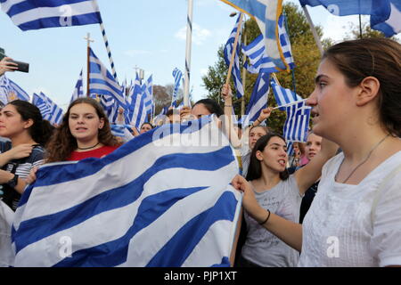 Salonicco, Grecia, 8 settembre 2018. Manifestanti chant slogasn e onde bandiere Greca durante una manifestazione contro il nome accordo siglato tra Atene e Skopje nel giugno scorso sul nome della ex Repubblica jugoslava di Macedonia (FYROM), davanti al Primo Ministro Alexis Tsipras' discorso nella città durante la fase di apertura della 83-esima Salonicco Fiera Internazionale. Credito : Orhan Tsolak / Alamy Live News Foto Stock