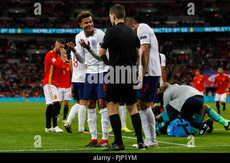 Il dele Alli di Inghilterra e Eric Dier di Inghilterra affrontare l'assistente arbitro dopo l'Inghilterra del traguardo non è consentita durante la UEFA Nazioni Classifica Campionato un gruppo 4 match tra Inghilterra e Spagna allo Stadio di Wembley l'8 settembre 2018 a Londra, Inghilterra. (Foto di Daniel Chesterton/phcimages.com) Foto Stock