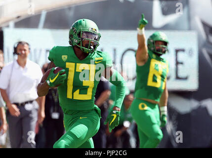 Autzen Stadium, Eugene, OR, Stati Uniti d'America. 8 Sep, 2018. Oregon Ducks wide receiver Dillon Mitchell (13) corre per un touchdown durante il NCAA Football gioco tra il Portland State Vikings e il Oregon Ducks a Autzen Stadium, Eugene, o. Larry C. Lawson/CSM/Alamy Live News Foto Stock