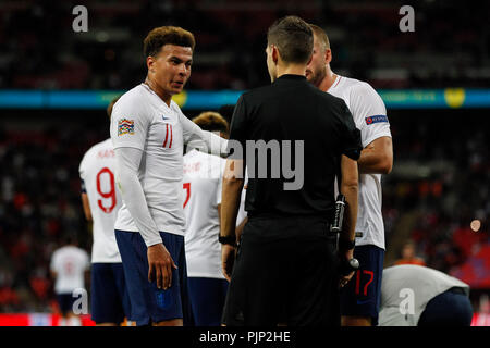 Il dele Alli di Inghilterra e Eric Dier di Inghilterra affrontare l'assistente arbitro dopo l'Inghilterra del traguardo non è consentita durante la UEFA Nazioni Classifica Campionato un gruppo 4 match tra Inghilterra e Spagna allo Stadio di Wembley l'8 settembre 2018 a Londra, Inghilterra. (Foto di Daniel Chesterton/phcimages.com) Foto Stock