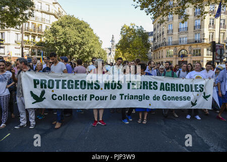 Parigi, Ile de France, Francia. 8 Sep, 2018. I manifestanti visto tenendo un banner a piedi durante la protesta.Migliaia di persone hanno preso parte ad una passeggiata per protestare chiedono ai leader di intervenire sui cambiamenti climatici a Parigi, Francia. Credit: Charles Salle/SOPA Immagini/ZUMA filo/Alamy Live News Foto Stock