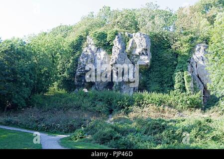 Prese per catturare la vista di alcune delle grotte nascoste a Creswell Craggs, nel Derbyshire. Foto Stock