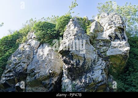 Prese per catturare la vista di alcune delle grotte nascoste a Creswell Craggs, nel Derbyshire. Foto Stock