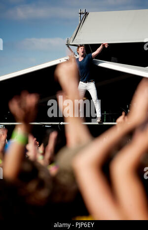 Ricky Wilson, cantante dal British indierockband Kaiser Chiefs, saltando nel pubblico al Rock Werchter festival (Belgio, 03/07/2011) Foto Stock