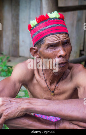 Ritratto di un uomo della minoranza Ifugao a Banaue nelle Filippine Foto Stock