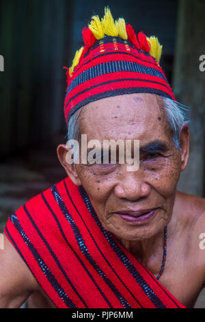 Ritratto di un uomo della minoranza Ifugao a Banaue nelle Filippine Foto Stock