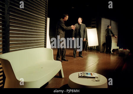 Compagnia di teatro De Reynaertghesellen giocando Kunst da Yasmina Reza diretto da Hugo Vleminckx (Belgio, 13/11/2003) Foto Stock