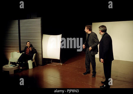 Compagnia di teatro De Reynaertghesellen giocando Kunst da Yasmina Reza diretto da Hugo Vleminckx (Belgio, 13/11/2003) Foto Stock