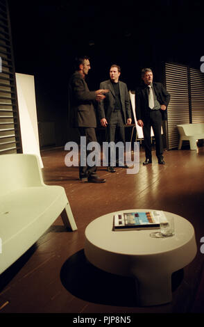 Compagnia di teatro De Reynaertghesellen giocando Kunst da Yasmina Reza diretto da Hugo Vleminckx (Belgio, 13/11/2003) Foto Stock