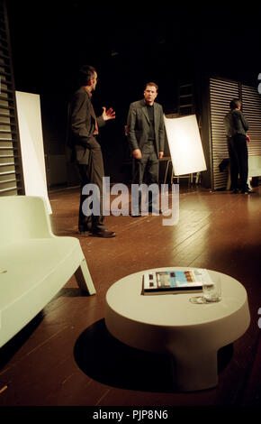 Compagnia di teatro De Reynaertghesellen giocando Kunst da Yasmina Reza diretto da Hugo Vleminckx (Belgio, 13/11/2003) Foto Stock