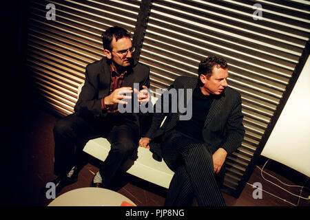 Compagnia di teatro De Reynaertghesellen giocando Kunst da Yasmina Reza diretto da Hugo Vleminckx (Belgio, 13/11/2003) Foto Stock