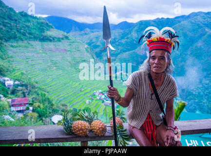 Ritratto di un uomo della minoranza Ifugao a Banaue nelle Filippine Foto Stock