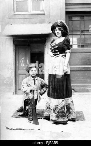 Ouple irregolare, piccolo uomo con pistola e grande donna in abito, 1910s, Germania Foto Stock