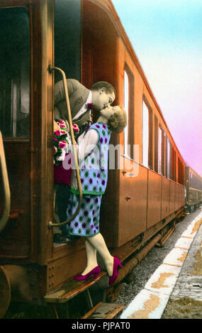 Kissing giovane alla partenza del treno, 1920s, Germania Foto Stock