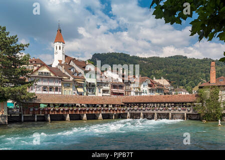 Vista città con ponte di legno, Untere Schleuse, fiume Aare, Thun, Svizzera Foto Stock
