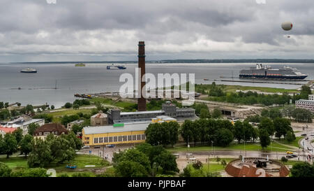 Vista aerea del porto di Tallinn, Estonia, dalla sommità della della Chiesa di Sant'Olav torre campanaria Foto Stock