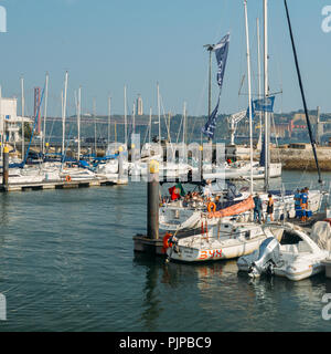 Marina e dock nella zona di Belem, sul fiume Tago a Lisbona, in Portogallo il 7 settembre 2018. Foto Stock