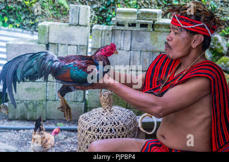 Ritratto di un uomo della minoranza Ifugao a Banaue nelle Filippine Foto Stock