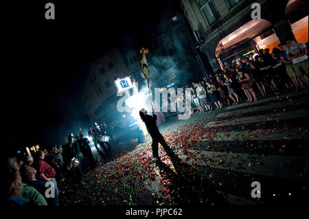 Lo spagnolo street Theatre Company Xarxa Teatre eseguendo 'Les Tariffe Mortes" a Leuven in Scène festival in Leuven (Belgio, 27/05/2012) Foto Stock