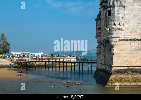 Lisbona, Portogallo - Settembre 7, 2018: vista presso la Torre di Belem presso la banca del fiume Tago a Lisbona - Portogallo Foto Stock