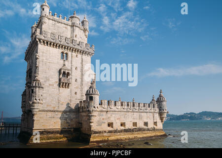 Vista la torre di Belem presso la banca del fiume Tago a Lisbona - Portogallo. Foto Stock