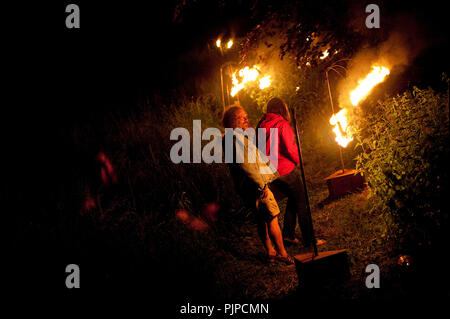 Il fuoco delle installazioni di 'Toverspel' presso il parco Keizersberg durante il Leuven In Scène festival in Leuven (Belgio, 27/05/2012) Foto Stock