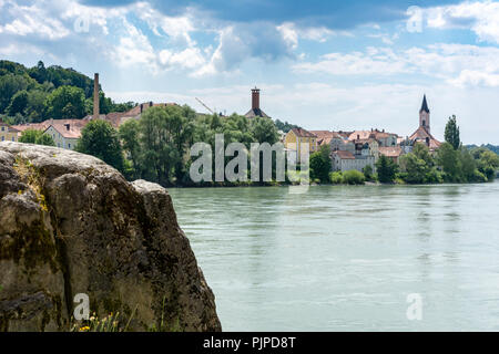 Riverside presso il fiume Inn in Passau (Baviera, Germania) Foto Stock