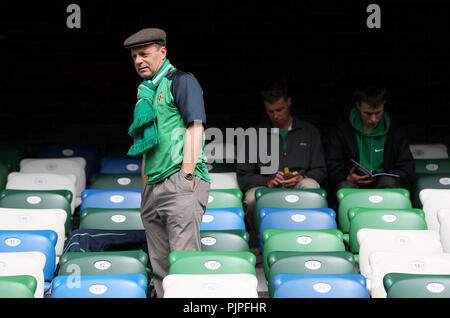 L'Irlanda del Nord che la ventola prende il suo posto nelle gabbie prima che la UEFA Nazioni League, campionato B Gruppo Tre corrispondono al Windsor Park di Belfast. Foto Stock