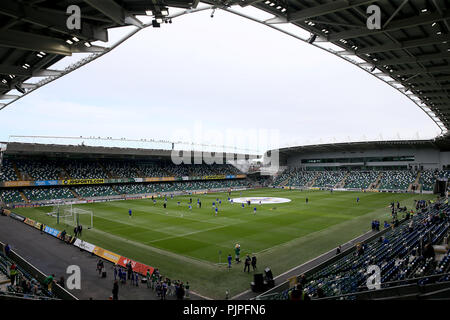 Irlanda del Nord i giocatori warm up prima che la UEFA Nazioni League, campionato B Gruppo Tre corrispondono al Windsor Park di Belfast. Foto Stock