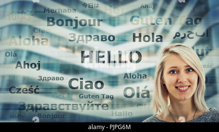 Ragazza dello studente ritratto e la parola hello tradotto in diverse lingue su background moderno. Giovane insegnante di scuola imparare e parlare molte lingue Foto Stock